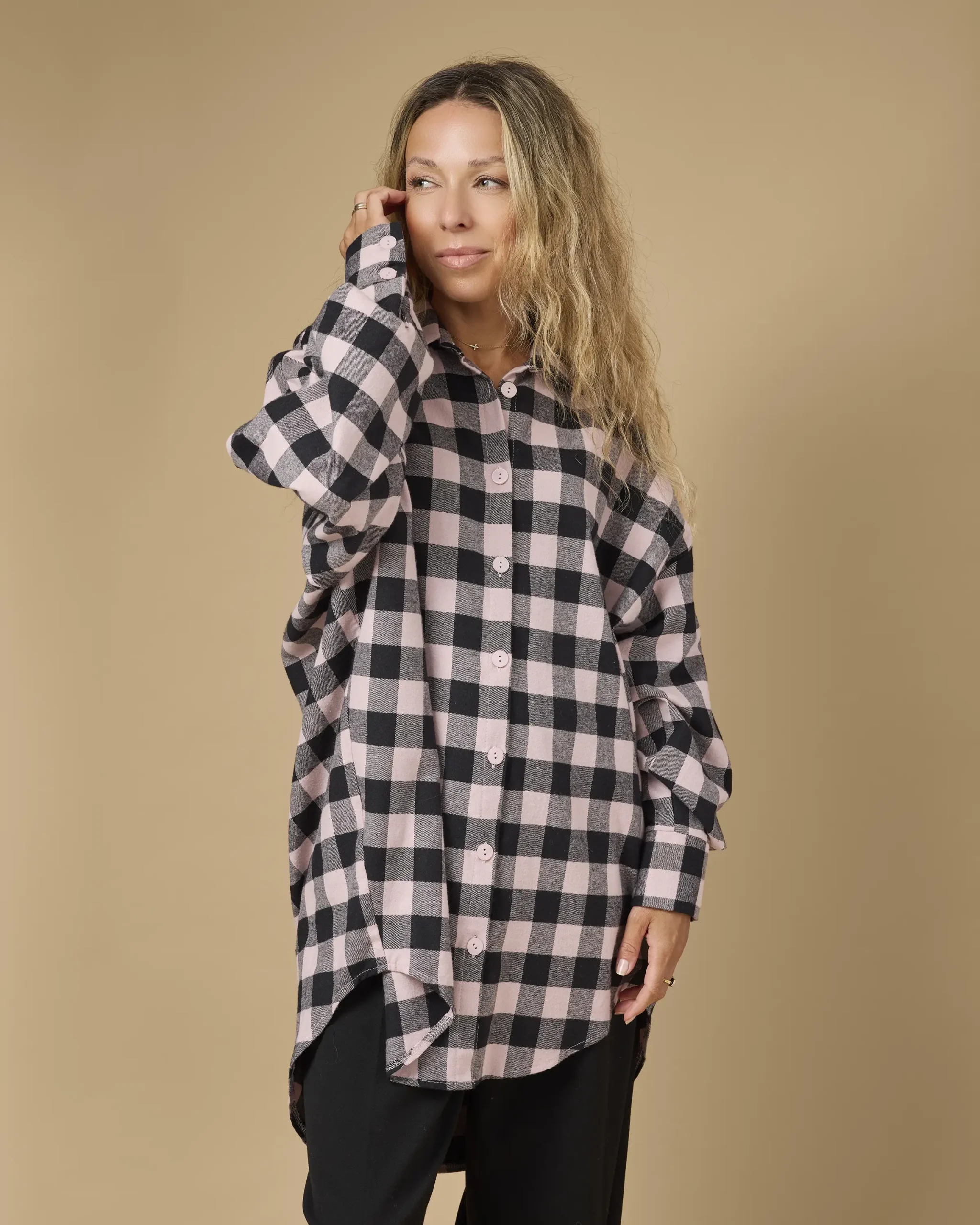 Koszula oversize w różowo-czarną kratę